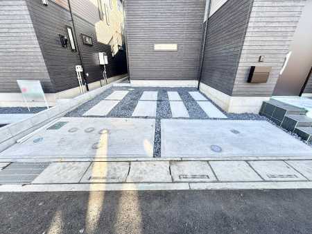 �@����2��\�I�}�Ȃ��q�l�̒��ԂɁB�܂��A���Ƒ��̎��]�ԃX�y�[�X�Ƃ��Ă��劈��B