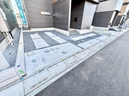 �@����2��\�I�}�Ȃ��q�l�̒��ԂɁB�܂��A���Ƒ��̎��]�ԃX�y�[�X�Ƃ��Ă��劈��B