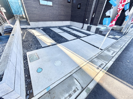 �@����2��\�I�}�Ȃ��q�l�̒��ԂɁB�܂��A���Ƒ��̎��]�ԃX�y�[�X�Ƃ��Ă��劈��B