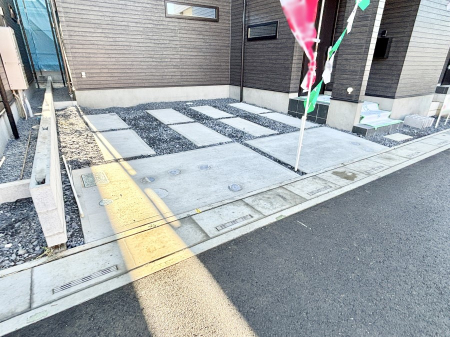 �@����2��\�I�}�Ȃ��q�l�̒��ԂɁB�܂��A���Ƒ��̎��]�ԃX�y�[�X�Ƃ��Ă��劈��B