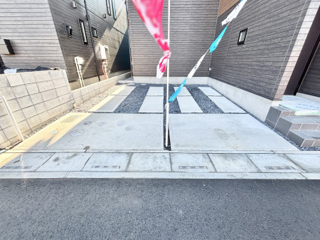 �@����2��\�I�}�Ȃ��q�l�̒��ԂɁB�܂��A���Ƒ��̎��]�ԃX�y�[�X�Ƃ��Ă��劈��B