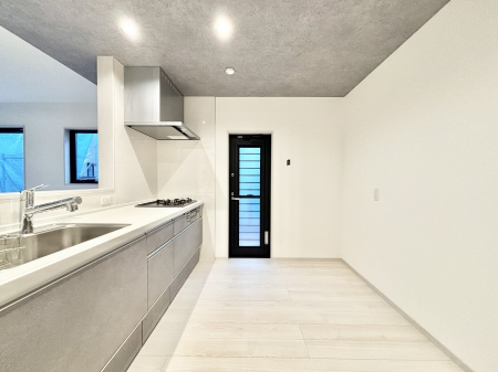 �L�b�`���@�u�₩�ȕ����ʂ蔲����L�b�`���B�����������̂Ŗ��邭���C�ɂ��𗧂��܂��B