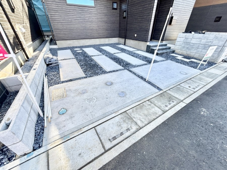 �@����2��\�I�}�Ȃ��q�l�̒��ԂɁB�܂��A���Ƒ��̎��]�ԃX�y�[�X�Ƃ��Ă��劈��B