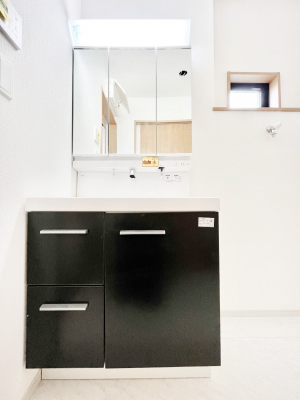 ���ʑ�E���ʏ��@�X�^�C�����O�ɕ֗��ȎO�ʋ��A�~���[�L���r�l�b�g�ōׂ������X�b�L��