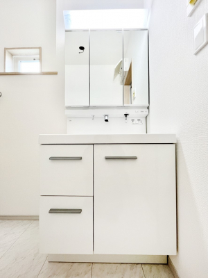 ���ʑ�E���ʏ��@�X�^�C�����O�ɕ֗��ȎO�ʋ��A�~���[�L���r�l�b�g�ōׂ������X�b�L��