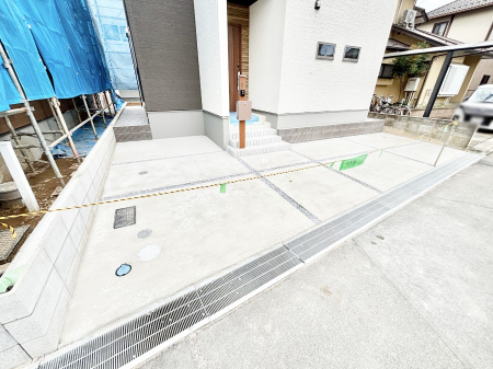 �@����2��\�I�}�Ȃ��q�l�̒��ԂɁB�܂��A���Ƒ��̎��]�ԃX�y�[�X�Ƃ��Ă��劈��B