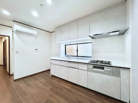 �L�b�`���@�u�₩�ȕ����ʂ蔲����L�b�`���B��������̂Ŗ��邭���C�ɂ��𗧂��܂��B