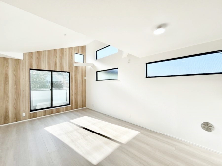 ���r���O�@���邢�z���������A�����̕��͋C�ɖ�������郊�r���O�_�C�j���O