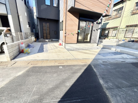 �@����2��\�I�}�Ȃ��q�l�̒��ԂɁB�܂��A���Ƒ��̎��]�ԃX�y�[�X�Ƃ��Ă��劈��B