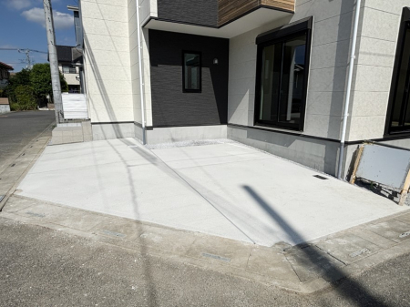 �@����2��\�I�}�Ȃ��q�l�̒��ԂɁB�܂��A���Ƒ��̎��]�ԃX�y�[�X�Ƃ��Ă��劈��B