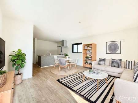 ���r���O�@�Ƒ��̘a�₩�ȉ�b���������Ă������B�J�����̂��郊�r���O�ł��B ���Ƌ��CG�ł�