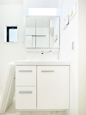 ���ʑ�E���ʏ��@�X�^�C�����O�ɕ֗��ȎO�ʋ��A�~���[�L���r�l�b�g�ōׂ������X�b�L��