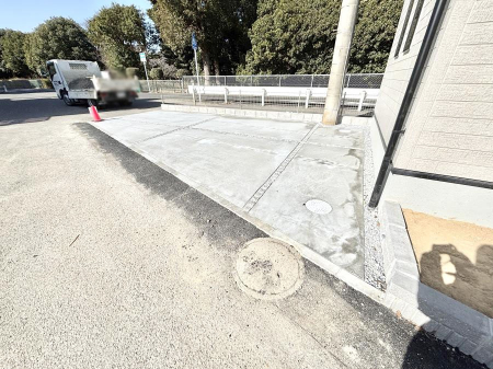 �@2��i�Ԏ�ɂ��j���ԉI���Ƒ��݂�Ȃ̎��]�Ԃ��u����L�X�J�[�X�y�[�X�B