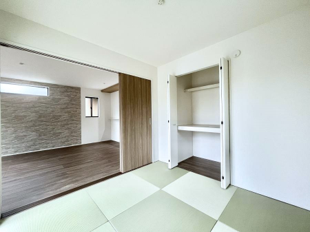 ���̑����ρ@���r���O�Ɨׂ荇���Ă���a���B�ق��ƈꑧ�ł���a�̋�Ԃ��Y�ꂸ�ɁB   