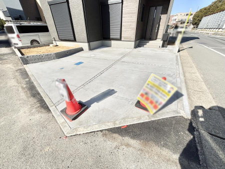 �@����2��\�I�}�Ȃ��q�l�̒��ԂɁB�܂��A���Ƒ��̎��]�ԃX�y�[�X�Ƃ��Ă��劈��B