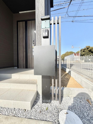 ���̑��@�\�D�E�C���^�[�z���E�|�X�g���ЂƂɏW��B�G���g�����X�ɂȂ��ރV���v���f�U�C���B