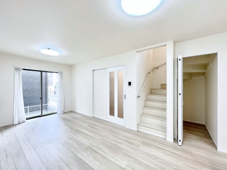 ���r���O�@���r���O�K�i�A������؂ȉƑ��ƃR�~���j�P�[�V�������Ƃ��Ƒ��v���̊Ԏ��