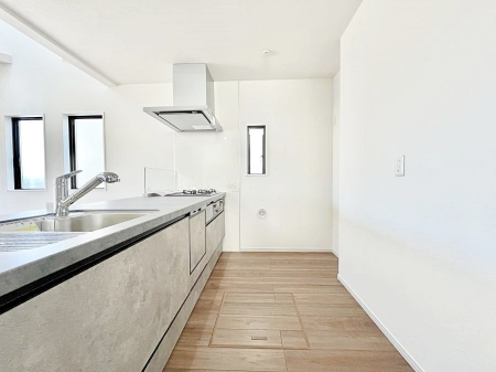 �L�b�`���@�u�₩�ȕ����ʂ蔲����L�b�`���B��������̂Ŗ��邭���C�ɂ��𗧂��܂��B