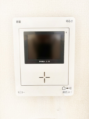 ���̑����ρ@���q���܂̂�����Ԃɂ����S�I���q����ڂŕ�����TV���j�^�[�t���C���^�[�z��