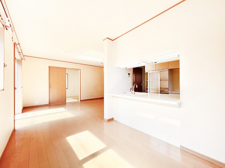 ���̑����ρ@�Ƒ��̏Ί炪���R�Ɛ��܂�Ă���A����ȕ��͋C�̃_�C�j���O�Ɏd�オ���Ă��܂��B