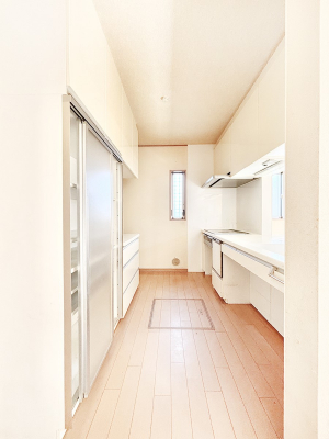 �L�b�`���@��������H��̌�Еt�����X���[�Y�ɁI�J�b�v�{�[�h�ݒu�ς݂̃L�b�`���X�y�[�X�B