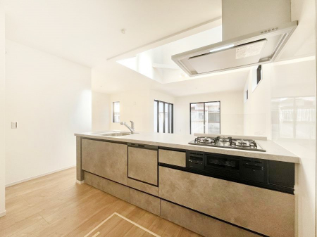 �L�b�`���@���r���O�ŗV�Ԃ��q�l�������Ȃ��炨�������ł���ΖʃL�b�`���B  