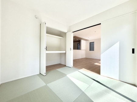 ���̑����ρ@���r���O�Ɨׂ荇���Ă���a���B�ق��ƈꑧ�ł���a�̋�Ԃ��Y�ꂸ�ɁB 