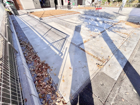 @2\I}Ȃql̒ԂɁB܂AƑ̎]ԃXy[XƂĂ劈B