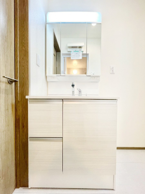 ���ʑ�E���ʏ��@�X�^�C�����O�ɕ֗��ȎO�ʋ��A�~���[�L���r�l�b�g�ōׂ������X�b�L��