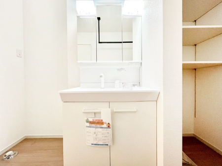 ���ʑ�E���ʏ��@�X�^�C�����O�ɕ֗��ȎO�ʋ��A�~���[�L���r�l�b�g�ōׂ������X�b�L��