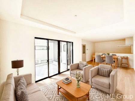 ���r���O�@�Ƒ��̘a�₩�ȉ�b���������Ă������B�J�����̂��郊�r���O�ł��@���Ƌ��CG�ł�