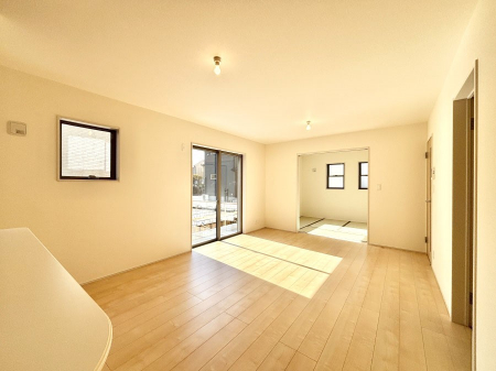 ���r���O�@���邢�z���������A�����̕��͋C�ɖ�������郊�r���O�E�_�C�j���O�B   