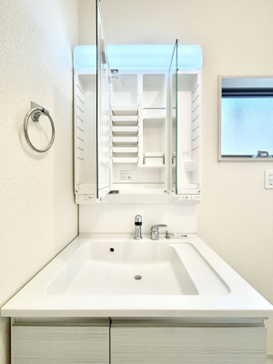 ���̑����ρ@�O�ʋ��̗��ɁA���ϕi��q���p�i�Ȃǂ����[�\�B���ʑ����������ƕۂ��܂��I