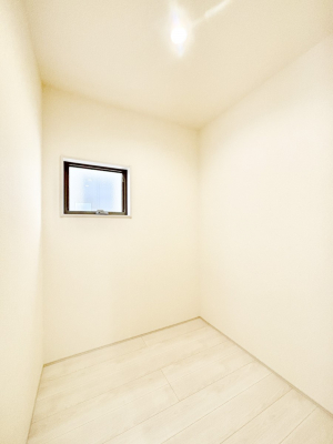 ���[�@�L�b�`���ɂ̓p���g���[�I�H�ނ̃X�g�b�N�͂������A���p�i�̎��[�Ȃǎg�����͂��낢��I