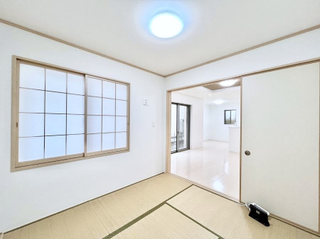 ���̑����ρ@���r���O�Ɨׂ荇���Ă���a���B�ق��ƈꑧ�ł���a�̋�Ԃ��Y�ꂸ�ɁB 