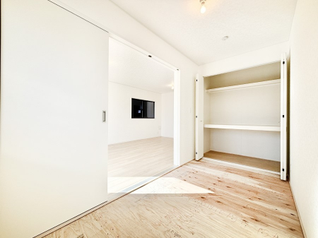 ���̑����ρ@���r���O�Ɨׂ荇���Ă���a���B�ق��ƈꑧ�ł���a�̋�Ԃ��Y�ꂸ�ɁB 