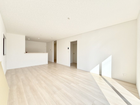 ���r���O�@���邢�z���������A�����̕��͋C�ɖ�������郊�r���O�E�_�C�j���O�B 