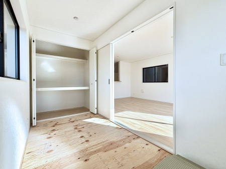 ���̑����ρ@���r���O�Ɨׂ荇���Ă���a���B�ق��ƈꑧ�ł���a�̋�Ԃ��Y�ꂸ�ɁB 