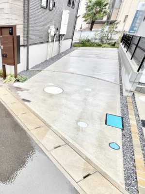 �@����2��\�I�}�Ȃ��q�l�̒��ԂɁB�܂��A���Ƒ��̎��]�ԃX�y�[�X�Ƃ��Ă��劈��B