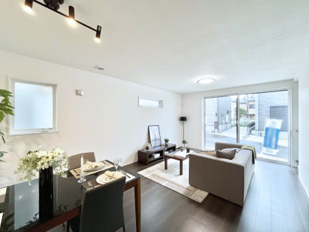 ���r���O�@���邢�z���������A�����̕��͋C�ɖ�������郊�r���O�E�_�C�j���O�B 