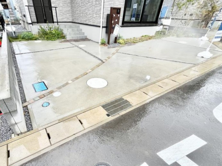 �@����2��\�I�}�Ȃ��q�l�̒��ԂɁB�܂��A���Ƒ��̎��]�ԃX�y�[�X�Ƃ��Ă��劈��B