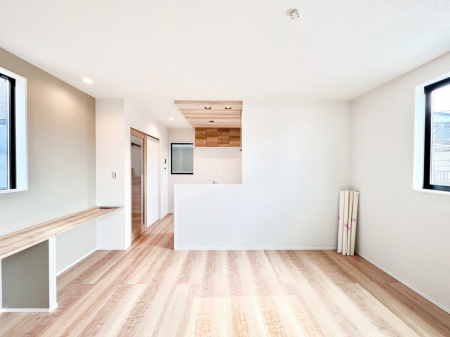 ���r���O�@���q�l�̏h���p�\�R���Ȃǂ̃f�X�N���[�N�ɂ��֗��ȃX�^�f�B�J�E���^�[�t��LDK