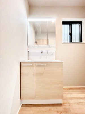 ���ʑ�E���ʏ��@�X�^�C�����O�ɕ֗��ȎO�ʋ��A�~���[�L���r�l�b�g�ōׂ������X�b�L��