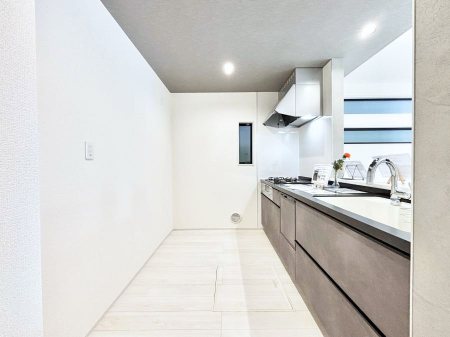 �L�b�`���@�u�₩�ȕ����ʂ蔲����L�b�`���B��������̂Ŗ��邭���C�ɂ��𗧂��܂��B