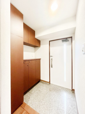 ���ց@���Ƒ��₨�q�l���C�����悭���o�}���ł��鉸�₩�ȕ��͋C�̌��ւł��B