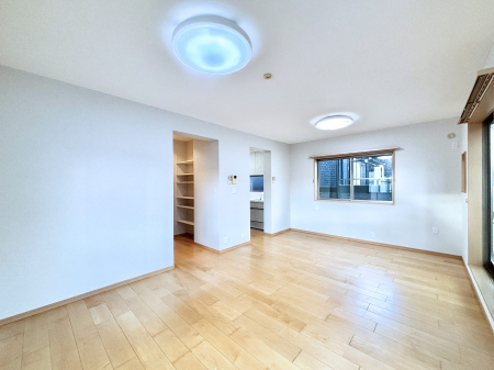 ���r���O�@���邢�z���������A�����̕��͋C�ɖ�������郊�r���O�E�_�C�j���O�B 