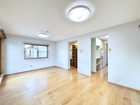 ���̑����ρ@�Ƒ��̏Ί炪���R�Ɛ��܂�Ă���A����ȕ��͋C�̃_�C�j���O�Ɏd�オ���Ă��܂��B