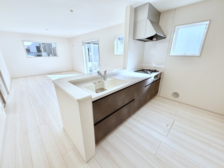 �L�b�`���@���r���O�ŗV�Ԃ��q�l�������Ȃ��炨�������ł���ΖʃL�b�`���B  