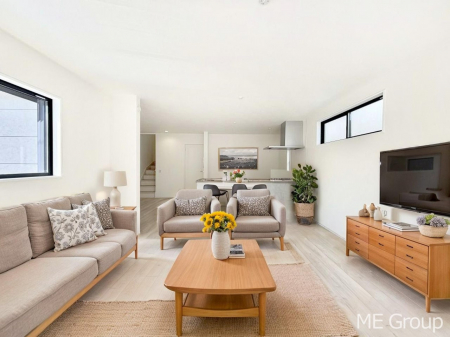 ���r���O�@�Ƒ��̘a�₩�ȉ�b���������Ă������B�J�����̂��郊�r���O�ł��B���Ƌ��CG�ł�  