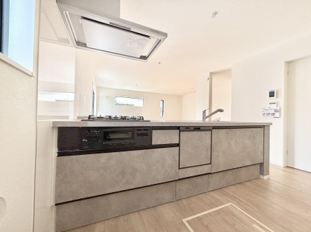 �L�b�`���@���r���O�ŗV�Ԃ��q�l�������Ȃ��炨�������ł���ΖʃL�b�`���B  